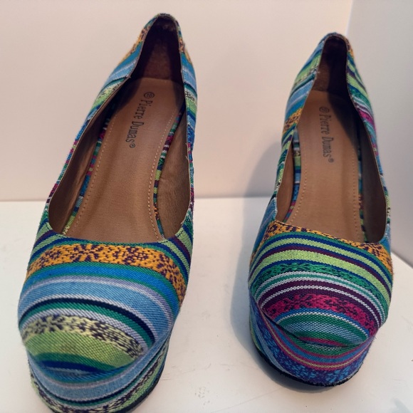 Beautiful, fun, and colorful shoe. Great with jeans. Size 10, 5 in wedge. - Picture 4 of 8